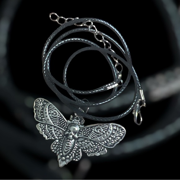 SOLD OUT 💋SKULL + HAWKMOTH NECKLACE, unisex - Picture 2 of 2